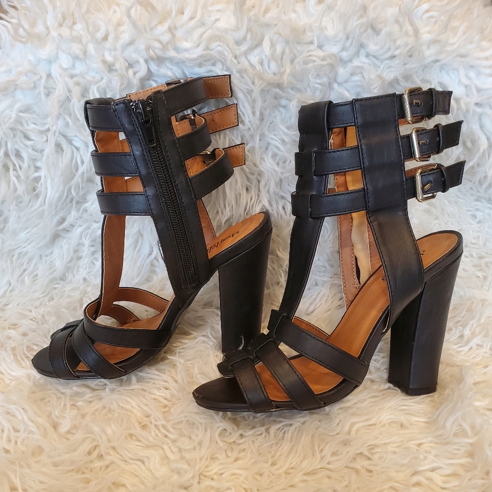CHARLOTTE RUSSE| Womens Black Strappy Chunky Sandals